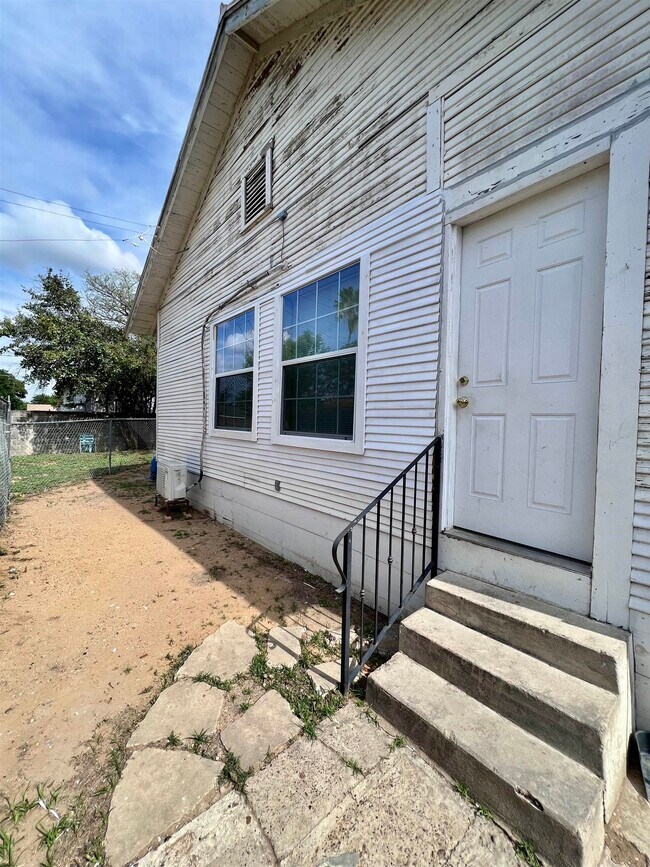 Building Photo - 2016 Rosario St