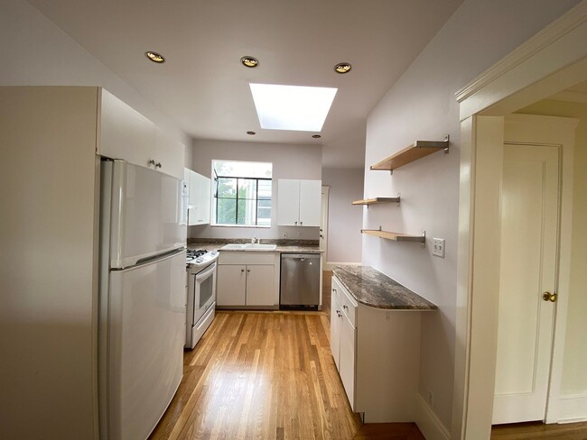 Building Photo - 1BR/1BA Penthouse Level Pacific Heights St...