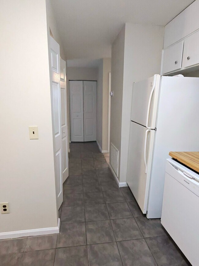 Building Photo - 130 Pointe S Dr