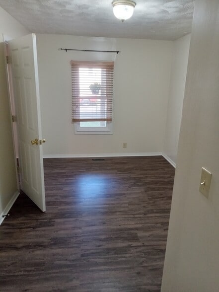 Building Photo - 307 Della Ave