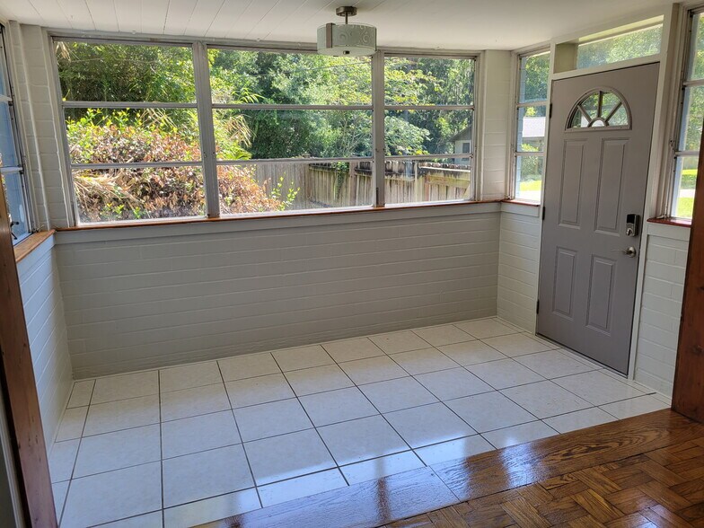Sunroom off front entry - 3310 NW 4th St