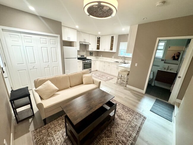 Building Photo - ***Updated 1 bed 1 bath ADU with washer/dryer***