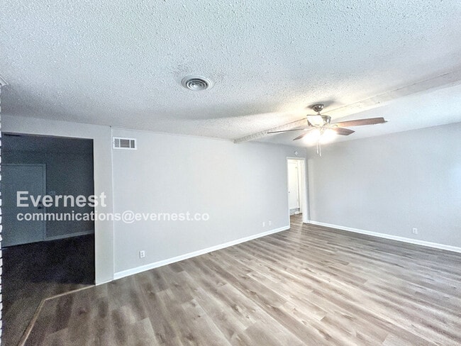 Building Photo - 1202 Town and Country Dr