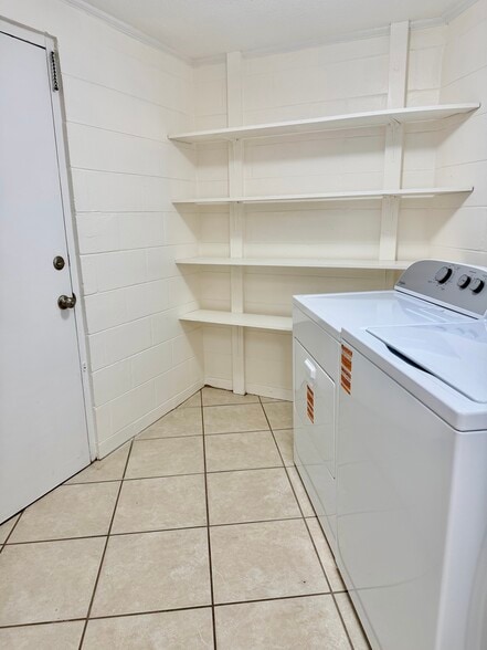 laundry room with storage - 912 La Salle Ave