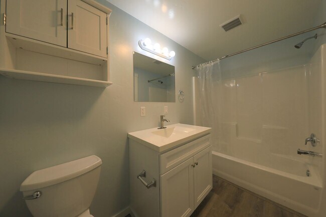 Building Photo - 287/289