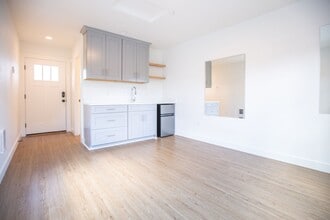 Building Photo - Detached above Garage Studio Available in SE - Brooklyn Neighborhhod