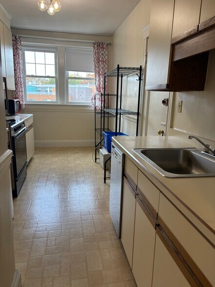 Building Photo - 52 Babcock St