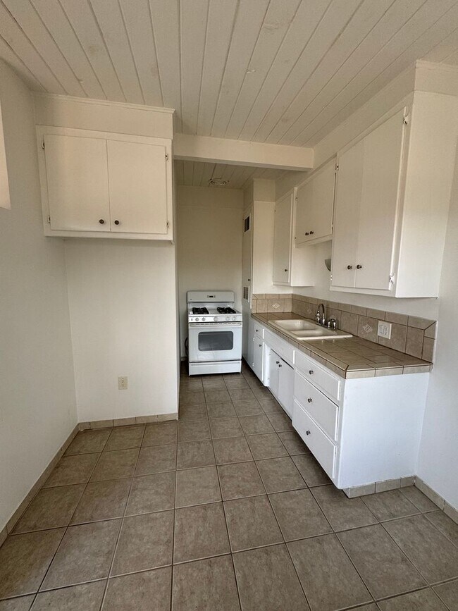 Building Photo - Comfortable 1-Bedroom in Gardena with Park...