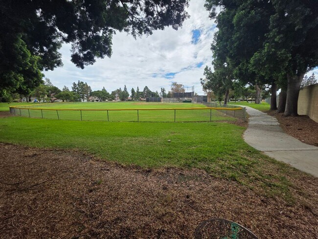 Building Photo - SPACIOUS 4BD/2BA WITH GARAGE, LAUNDRY AND ...