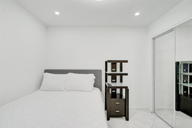 Building Photo - 5514 SW 28th Terrace