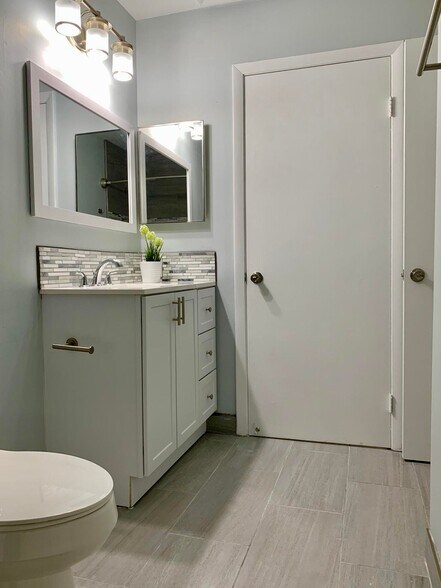 Building Photo - 815 W Boynton Beach Blvd