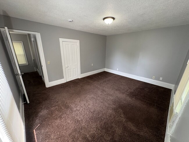 Building Photo - Charming 5-Bed Home Near Campus with Updat...