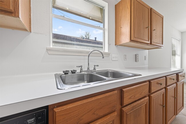 Building Photo - 11002 Bradford Way Dr