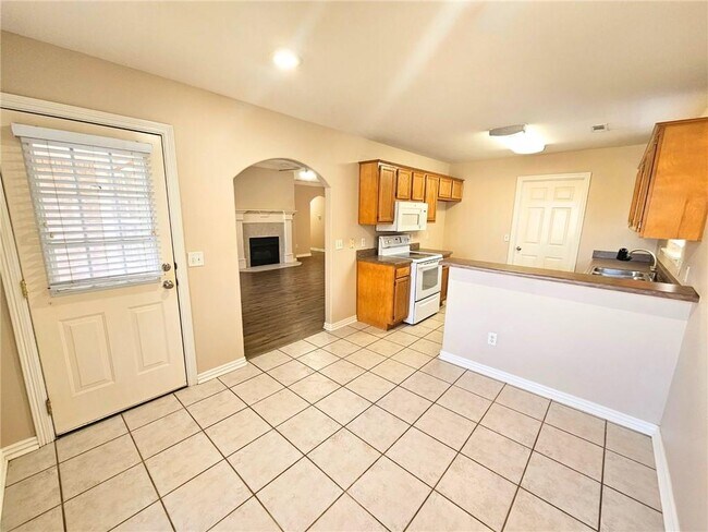 Building Photo - 3604 SW Carriageway Ave