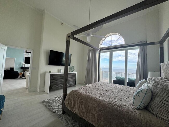 Building Photo - 200 Ocean Crest Dr