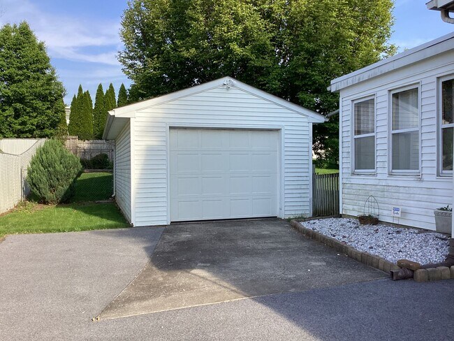 Building Photo - Roomy Updated Home in Established Neighbor...