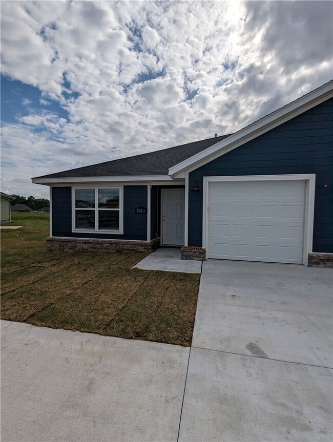 Building Photo - 706 W Loren Dr