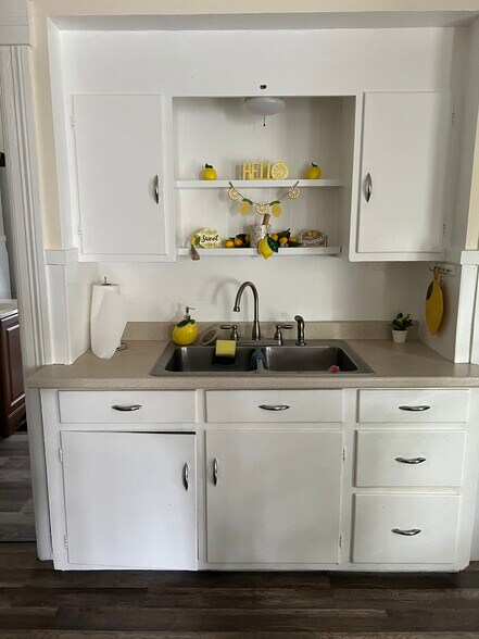 Building Photo - 10 Pine St