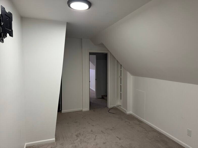 main bedroom - 520 Saratoga Rd