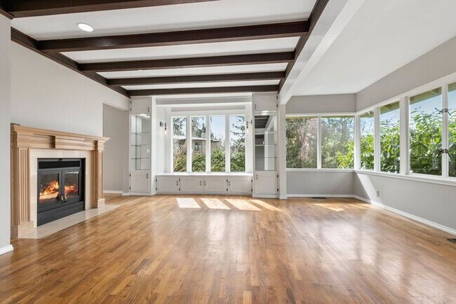 Building Photo - Sunny Air Conditioned Mercer Island Charmer!