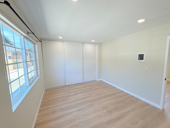 Building Photo - 328 S Weitzel St