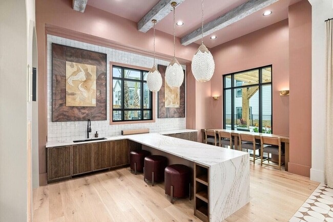 Building Photo - 3812 W Montague Ave