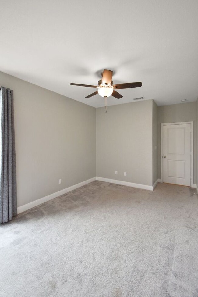 Building Photo - Stunning 4 Bed 2 Bath!