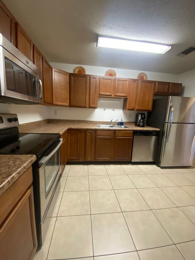 Building Photo - Beautiful Lakefront Condo!