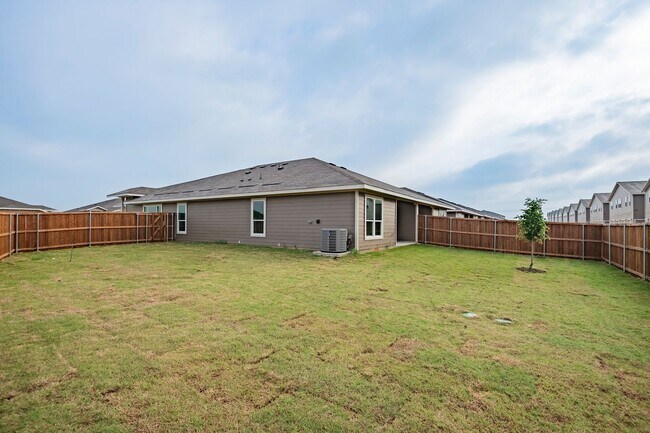 Building Photo - AVAILABLE NOW! GORGEOUS 4 BEDROOM DUPLEX L...