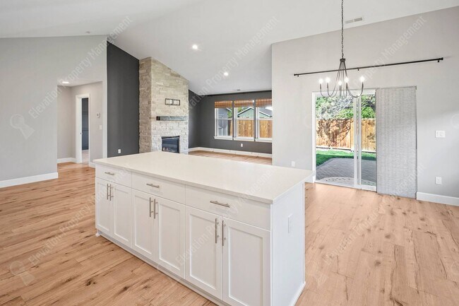 Building Photo - 3BR - 2BA Modern Living in a Quiet Cul-de-Sac