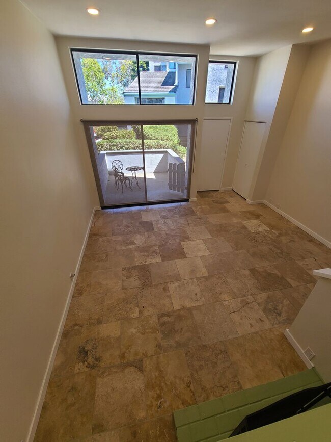 Building Photo - Spacious and remodeled 2 Bed 2.5 baths in ...