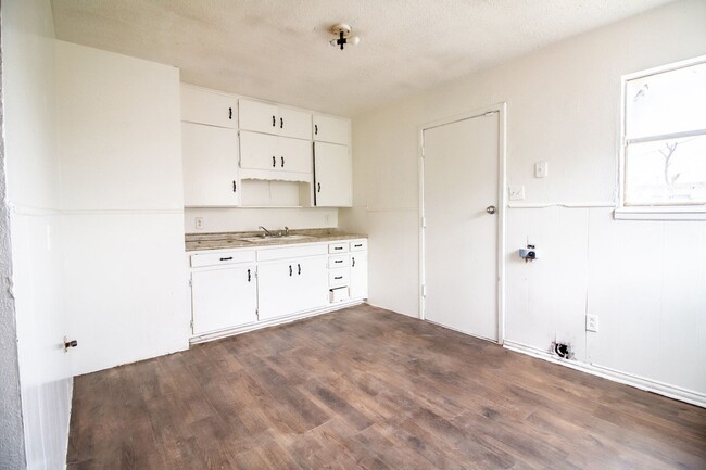 Building Photo - Updated 3 bedroom 1 bath single family hom...