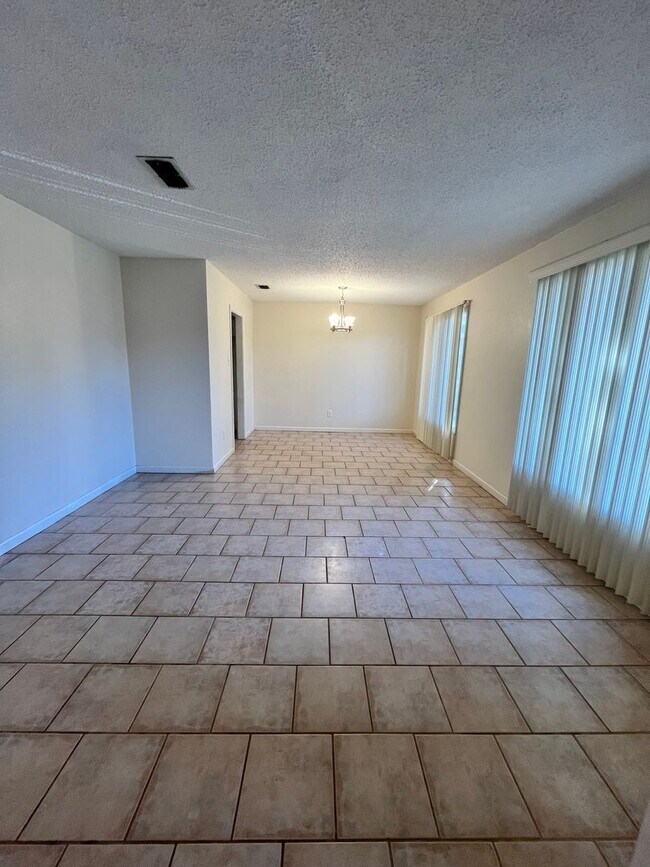 Building Photo - 6305 Raleigh Avenue - Spacious home in exc...