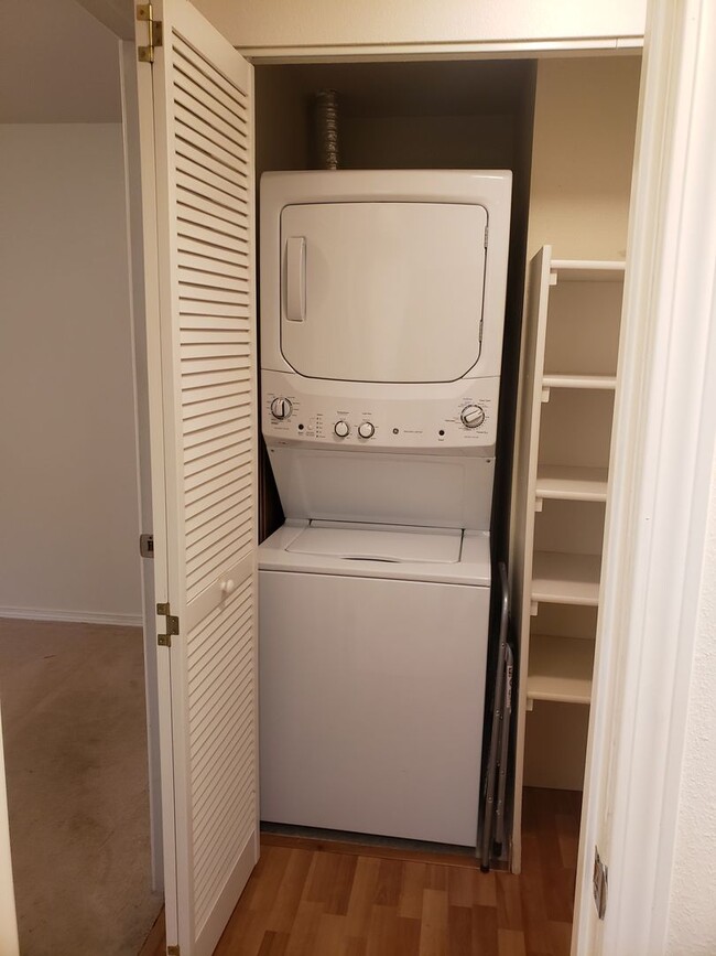 Building Photo - 1 Bedroom 1 Bath Condo with 1 Carport Park...