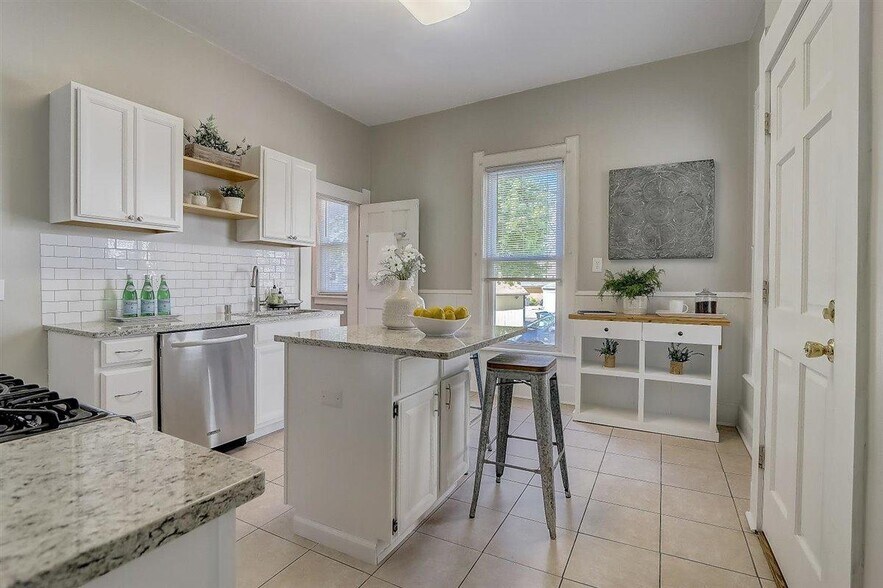 Kitchen - 1512 E Irving Plz
