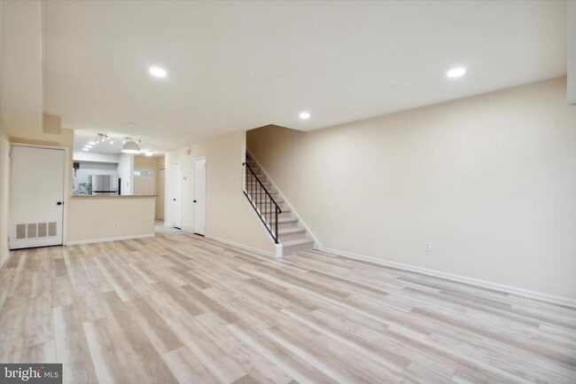 Building Photo - 6 Cromwell Dr