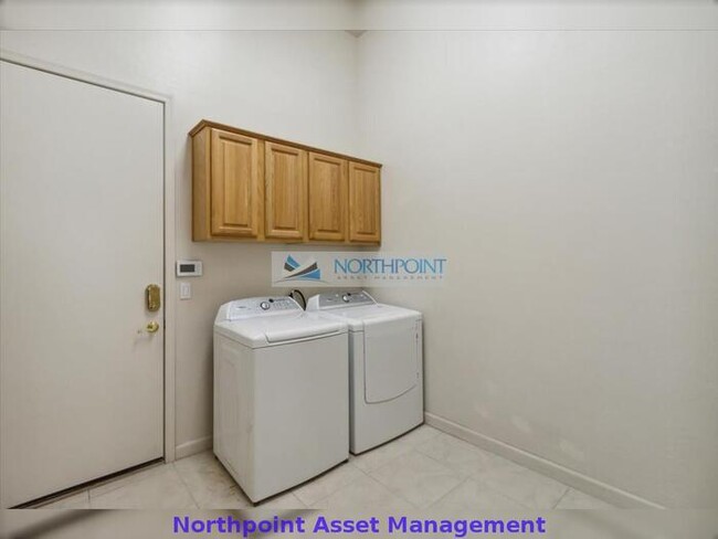Building Photo - 4 bed, 3 bath in a Must-Have location