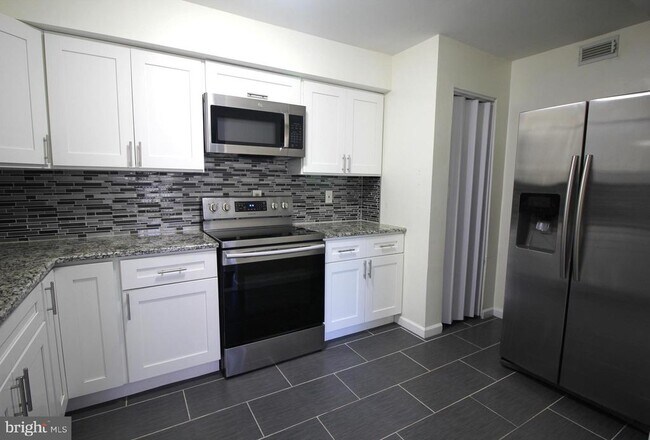 Building Photo - 3121 Sayre Dr