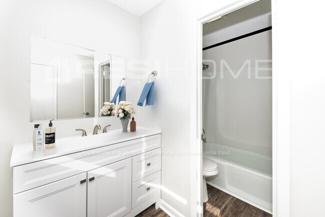 Building Photo - 422 Raintree Dr