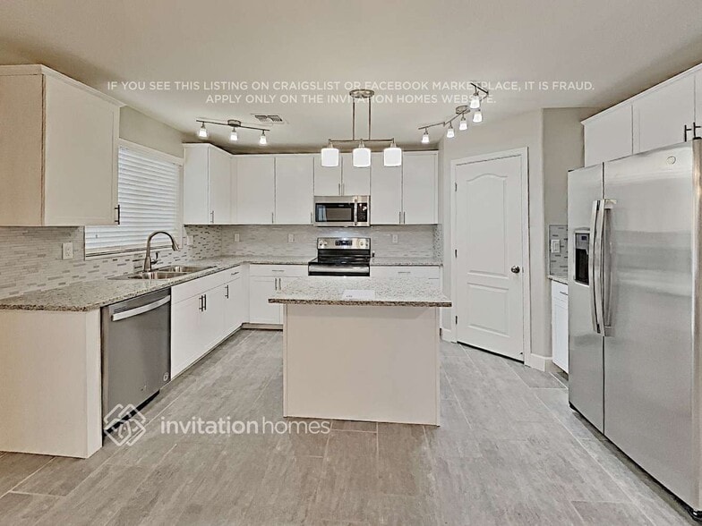 Building Photo - 894 E Daniella Dr