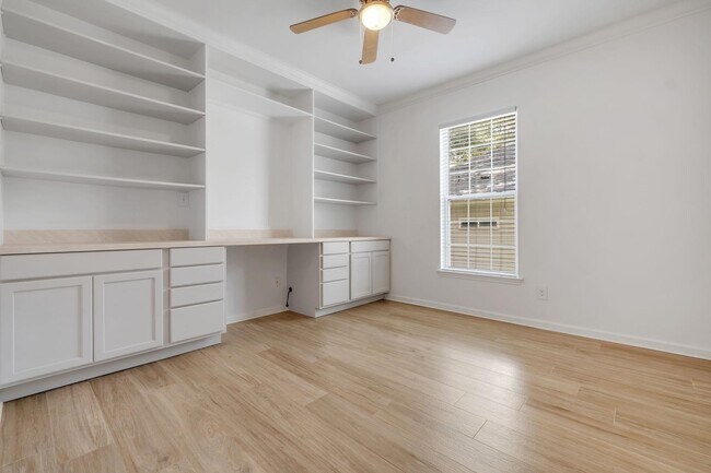 Building Photo - 848 Eagle View Dr