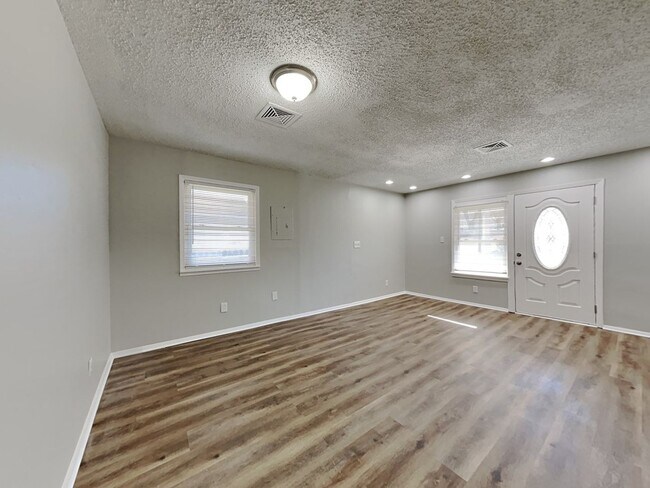 Building Photo - Updated 3-Bed Home with Granite Kitchen Near Shopping & Highways – Independence, MO