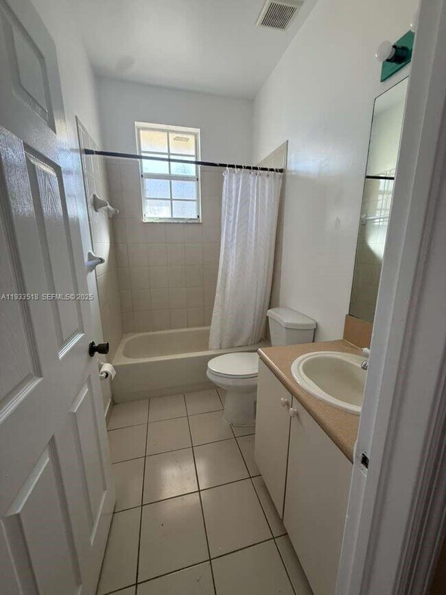 Building Photo - 448 NE 21st Ave