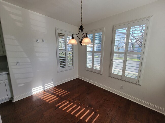 Building Photo - 3 bedroom 2.5 bathroom in desirable NW Visalia Bella Sera gated community!