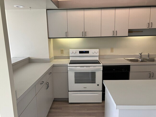 Building Photo - 2 bedroom 2.5 bathroom in Calabash