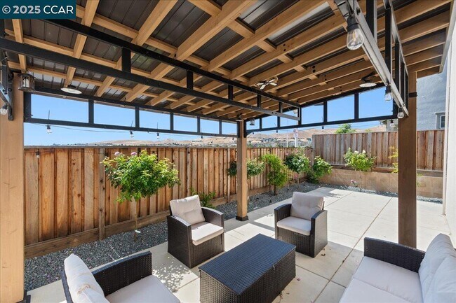 Building Photo - 300 Hideaway Ln