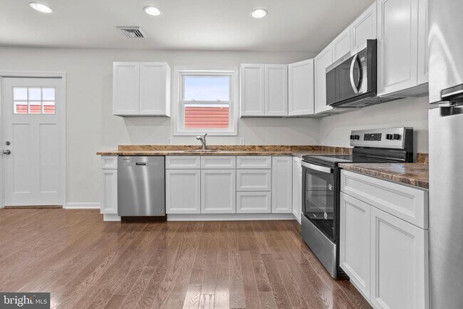 Building Photo - 819 11th Ave