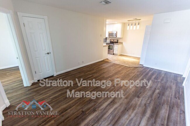 Building Photo - 427 W Pontiac Dr