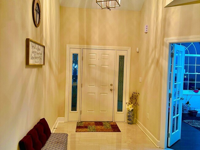 Building Photo - 3 Bedroom semi furnished Duplex type House in Imperial