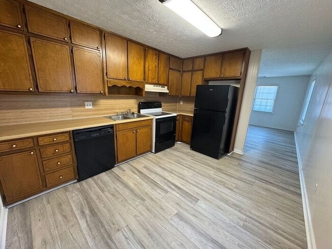 Building Photo - READY NOW!!! Beautiful brick front 2 bedroom 1 bath ranch duplex!